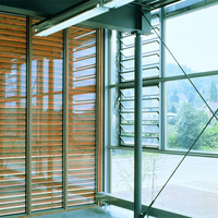 Fenêtre à persiennes en verre électriques intelligentes pour maison connectée avec ventilation automatique et capteur de pluie
