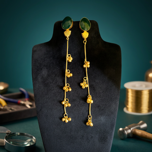 Boucles d'oreilles pendantes cachemiriennes en laiton plaqué or, oxydé, avec pierre verte, longue chaîne perlée et pompon, pour femmes, vente en gros, bijoux indiens - Product Image 4