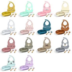 Ensemble de 4 couverts pour l'alimentation de bébé comprenant une assiette en silicone, un bavoir pour visage d'animal, une cuillère et une fourchette avec manche en bois - Product Image 5