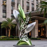 Sculpture en acier inoxydable sur mesure en forme de feuille tropicale, perforée, miroir vert, pour l'aménagement extérieur des hôtels et des complexes hôteliers
