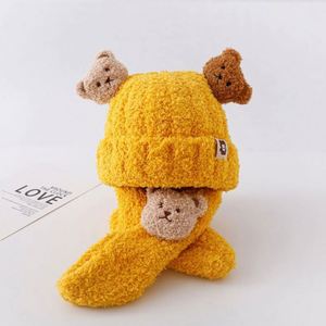 Vente en gros de bonnets tricotés chauds pour enfants, pour l'hiver et les activités de plein air, bonnet et écharpe assortis à l'effigie d'un ours - Product Image 2