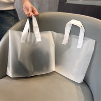 Sacs en plastique réutilisables de T-shirt de mode épais PE main et sacs à provisions pour vêtements et chaussures