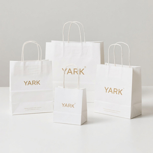 Sac en papier kraft recyclé personnalisé avec poignée pour emballage de vêtements et de courses à emporter pour Noël - Product Image 1