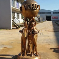 Sculpture populaire en fibre de verre « Le monde est à vous »