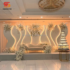 ฉากหลังงานแต่งงานแบบเรียบหรู ตกแต่งด้วยซุ้มอะคริลิคสีขาว รูปทรงคลื่นหลายชั้น สำหรับตกแต่งฉากหลังงานแต่งงาน - Product Image 1