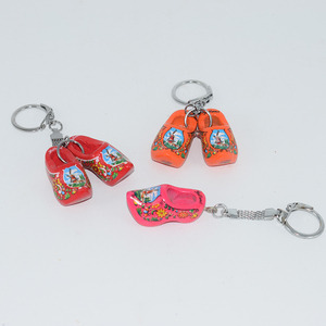 Llavero de zapato de madera roja Llavero de zapato holandés con logotipo personalizado Llavero artesanal - Product Image 2