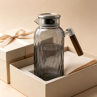 Carafe à eau moderne en verre borosilicate texturé gris fumé avec poignée en bois et couvercle en acier inoxydable, compatible lave-vaisselle, pour usage domestique