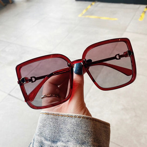 Gafas de Sol Polarizadas para Mujer Qianai, Montura Roja, Lentes Marrones, Protección UV400, Estilo Cuadrilateral, Moda Urbana - Product Image 4