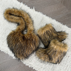 Borsa a Tracolla a Forma di Cuore in Ecopelliccia, Borse di Lusso Invernali per Signore, Borsa a Tracolla Soffice per Trucco e Bellezza - Product Image 5