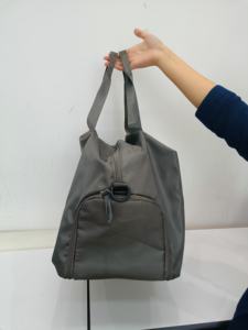 2025 femmes unisexe gris cuir sac fourre-tout avec fermeture à glissière broderie décoration été mode Polyester sac à main abordable - Product Image 5