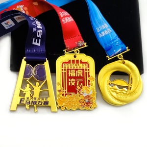 Trophée et médaille de marathon en or de haute qualité personnalisés en gros avec ruban, médaille d'honneur sportive en métal avec logo personnalisé - Product Image 1