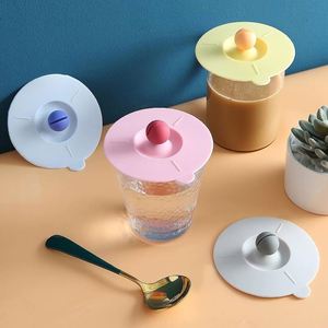 Tapa de Silicona Reutilizable Ecológica para Vasos, con Sello Antiderrames y Soporte para Cuchara, Colorida, Apta para Lavavajillas - Product Image 1