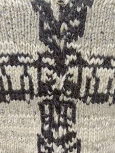 Pull en tricot fabriqué à la main avec col châle motif totem noir audacieux tons naturels rustiques avec poches avant décontracté respirant - Product Image 4