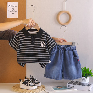 Completo Estivo 2026 Nuovo Set T-shirt e Pantaloncini per Neonato in Cotone Denim con Stampa Lettere, Manica Corta, Due Pezzi - Ingrosso - Product Image 3