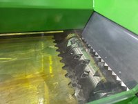Broyeur à un seul arbre pour palettes en plastique, caisses, bacs, grands conteneurs et déchets de plastique rigide
