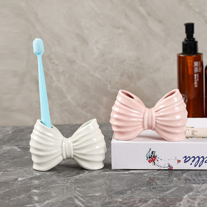 Soporte de cerámica Ruijie para cepillos de dientes, rosa y blanco, de pie, decoración de baño, almacenamiento, adorno de estilo moderno - Product Image 1