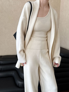 Nouvelle arrivée 2025, <span class=keywords><strong>tenue</strong></span> <span class=keywords><strong>3</strong></span> pièces pour femmes, style minimaliste français de luxe : cardigan sans col + camisole à col rond + pantalon large - Product Image 3
