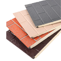Panneaux muraux extérieurs isolés en mousse PU à grain de bois, panneaux sandwich métalliques à emboîtement sans soudure pour préfabriqués