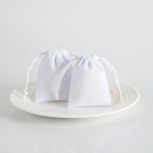 Bolsas de Terciopelo Blancas de Alta Gama al por Mayor de 7x9 cm, Bolsitas de Viaje para Joyería, Bolsas de Regalo con Cordón - Product Image 5