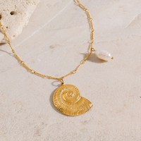 Collier à breloques J & D Ocean en acier inoxydable plaqué or véritable 18 carats avec coquillage naturel pour les vacances à la mode