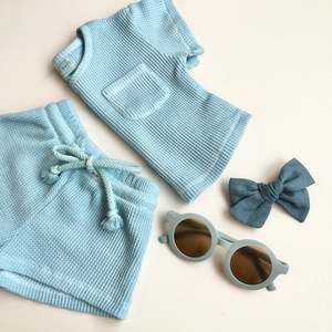 Conjunto de Dos Piezas para Niños, Estilo Casual, Camiseta con Bolsillo y Pantalones Cortos con Cordón Ajustable - Product Image 6