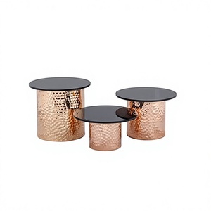 Juego de diferentes tamaños de tres soportes para pasteles Soporte para pasteles martillado de acero con tapa de vidrio para uso en restaurantes de bodas y hoteles - Product Image 1