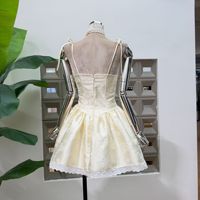 Vente en gros de vêtements de boutique : Robe à bretelles en jacquard, dos nu, avec nœud et design cintré à la taille, idéale pour l'été