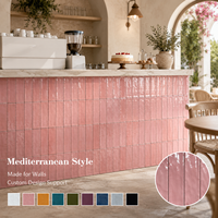 Carrelage mural artisanal en céramique rose nacré de luxe, surface ondulée irrégulière, 65x200mm, pour mur d'accentuation de hall d'hôtel