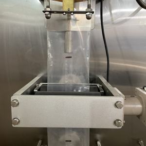 Machine à emballer de remplissage de liquide ZF-1000 automatique Sachet sac pochette à eau rentable Film PE pour boissons huiles poudres - Product Image 4