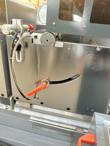 Scie à découper CNC à double tête pour la fabrication de fenêtres et de portes en aluminium et PVC - Product Image 4