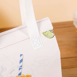 ถุงเก็บความเย็นแบบใช้แล้วทิ้งสำหรับใส่อาหารกลางวัน ขนมปัง เค้ก  แบบมีหูหิ้ว  ผลิตจากวัสดุ PP ไม่ถักทอ  ปิดผนึกด้วยคลื่นอัลตราโซนิก  แบบกำหนดเองได้ - Product Image 4