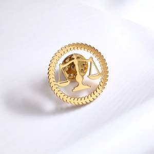 Broche Masculino de Acero Inoxidable, Símbolo de la Balanza de la Justicia, Accesorio Chapado para Abogados y Bodas - Product Image 2