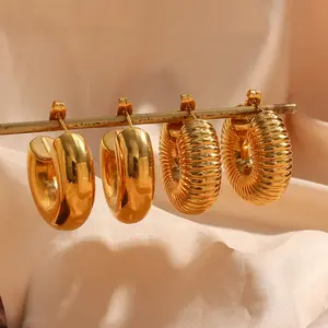 Orecchini lucidi intrecciati a forma di C spessi con tubo in acciaio inossidabile cavo placcato oro 18 carati all'ingrosso per ragazze da donna