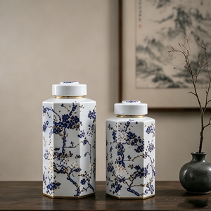 Bocaux hexagonaux en porcelaine blanche, bleue et dorée à motif floral avec bordure dorée pour table console zen orientale et accent de décoration intérieure - Product Image 6