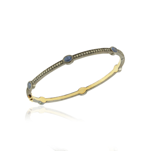 Bracelet bicolore élégant avec diamants et saphirs bleus, orné de cabochons de saphir bleu dans une monture closée. - Product Image 1