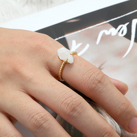 Bague Mlluki en cristal blanc irrégulier, pierre de naissance ajustable, avec griffes en pierre naturelle unique et gemmes originales aux vertus curatives