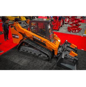 Chargeuse compacte sur chenilles hydraulique DEVELON DTL35 de 5,7 tonnes, puissante et compacte, idéale pour les opérations minières et les projets de sous-sols. - Product Image 6