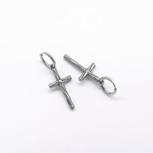 Pendientes de aro Huggie para hombre, chapados en oro, hipoalergénicos, con dije de cruz retorcida grabada, estilo vintage, punk, gótico, perforados - Product Image 3