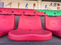 Sièges de stade antidérapants au design axé sur la sécurité, surfaces antidérapantes, pieds en PE/HDPE, durables, imperméables, options d'installation multiples