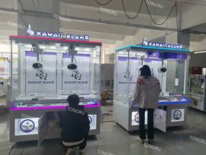 부드러운 장난감 UFO 캐처 두 다리 클로 머신 일본 토레바 클로 머신 대형 2인용 베개 플러시 인형 놀이기구 - Product Image 2