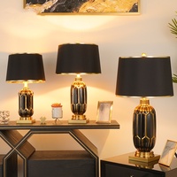 Nuevo diseño decoración del hogar post moderno mesita de noche cuerpo de porcelana forma de tela lámpara de mesa vertical