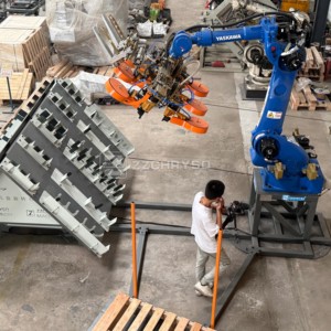 Nouvelle machine à clouer robotisée Yaskawa du Japon, bras robotisé automatique pour palettes EURO/US 1200x1000 - Product Image 1