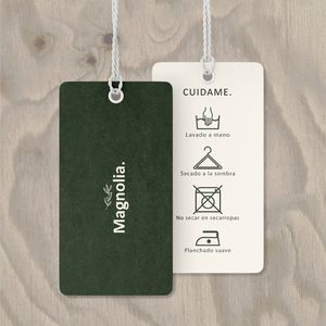 Etiquetas colgantes personalizadas ecológicas y reciclables, adecuadas para ropa y calzado, con un acabado en relieve y cordón de papel. - Product Image 1
