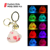MOQ 3000 pièces, design personnalisé, mini lampe de nuit LED, porte-clés en PVC, porte-clés en silicone LED, porte-clés lumineux
