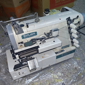 Machine à coudre industrielle motorisée polyvalente, trois aiguilles, cinq fils, configuration interlock, plateforme plate, 6000 points/min, 10 mm - Product Image 1