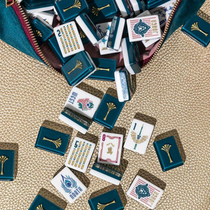 Set di Mahjong in Acrilico Blu Cristallino con Motivi Ornamentali Eleganti per Momenti di Convivialità Familiare nel Weekend - Product Image 1
