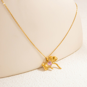 Collar con colgante de lazo chapado en oro de 18 quilates con piedra de corazón rosa, elegante gargantilla para regalo. - Product Image 3