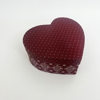 Boîte cadeau en carton recyclable en forme de cœur avec dorure à chaud et revêtement UV pour emballages de mariage et de fêtes romantiques