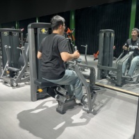 Máquina de remo profesional comercial ajustable de acero con asiento, función de ejercicio para pecho, pila de pesas de 70 kg, características para culturismo