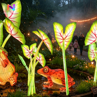 Festival d'éclairage nocturne extérieur du jardin botanique de Pâques avec des grenouilles géantes lumineuses en fer colorées